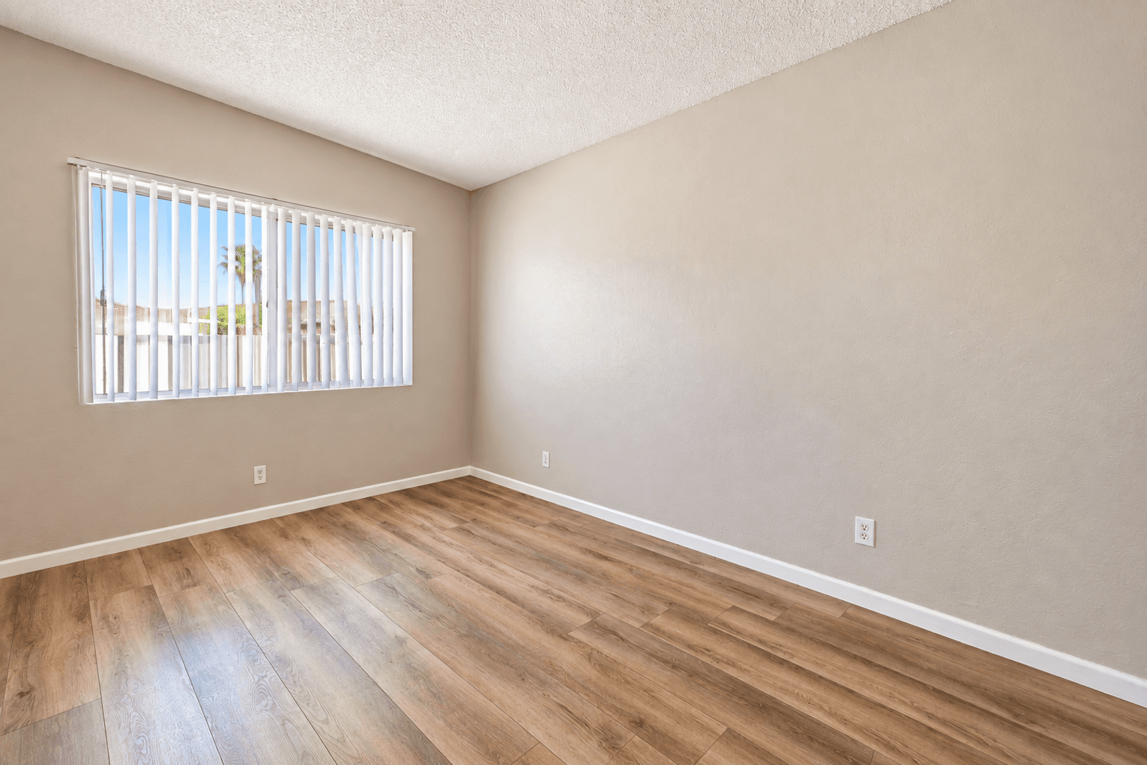 Banning Apartment: 5001-5059 W Wilson St