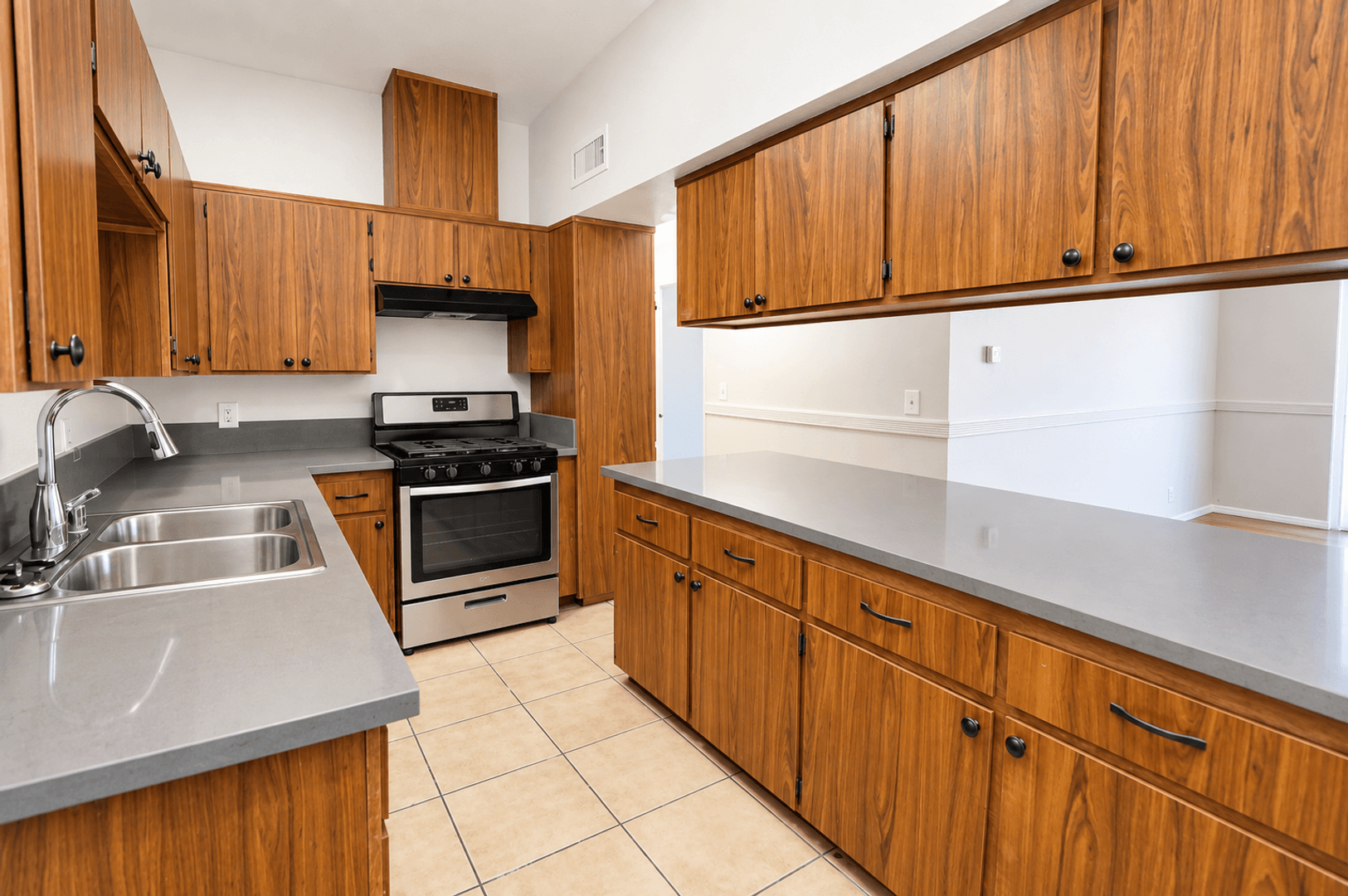 Banning Apartment: 5001-5059 W Wilson St