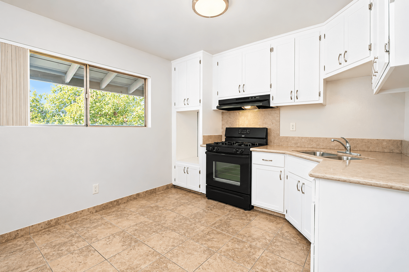 Upland Apartment: 571 E Richland St