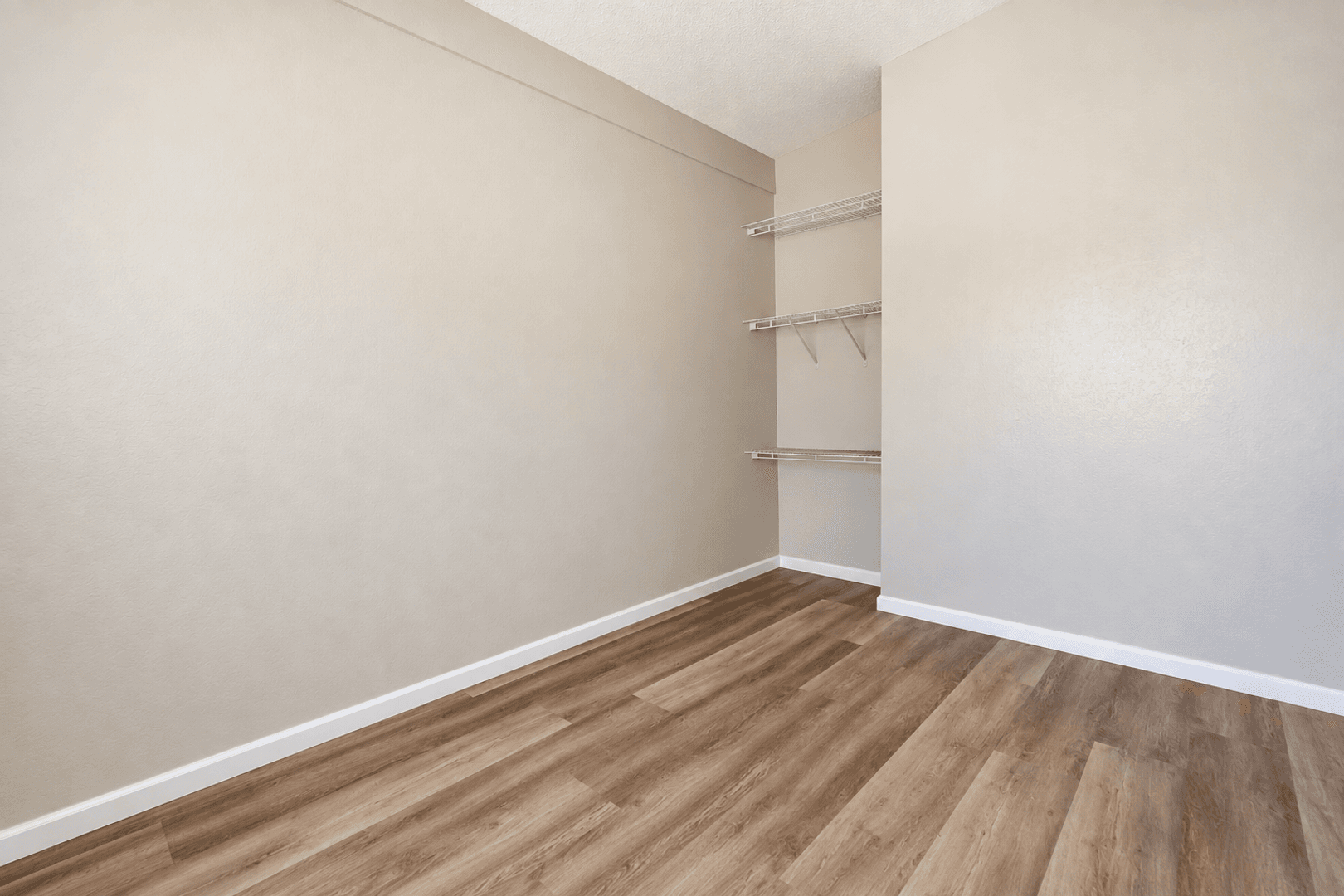 Banning Apartment: 5001-5059 W Wilson St