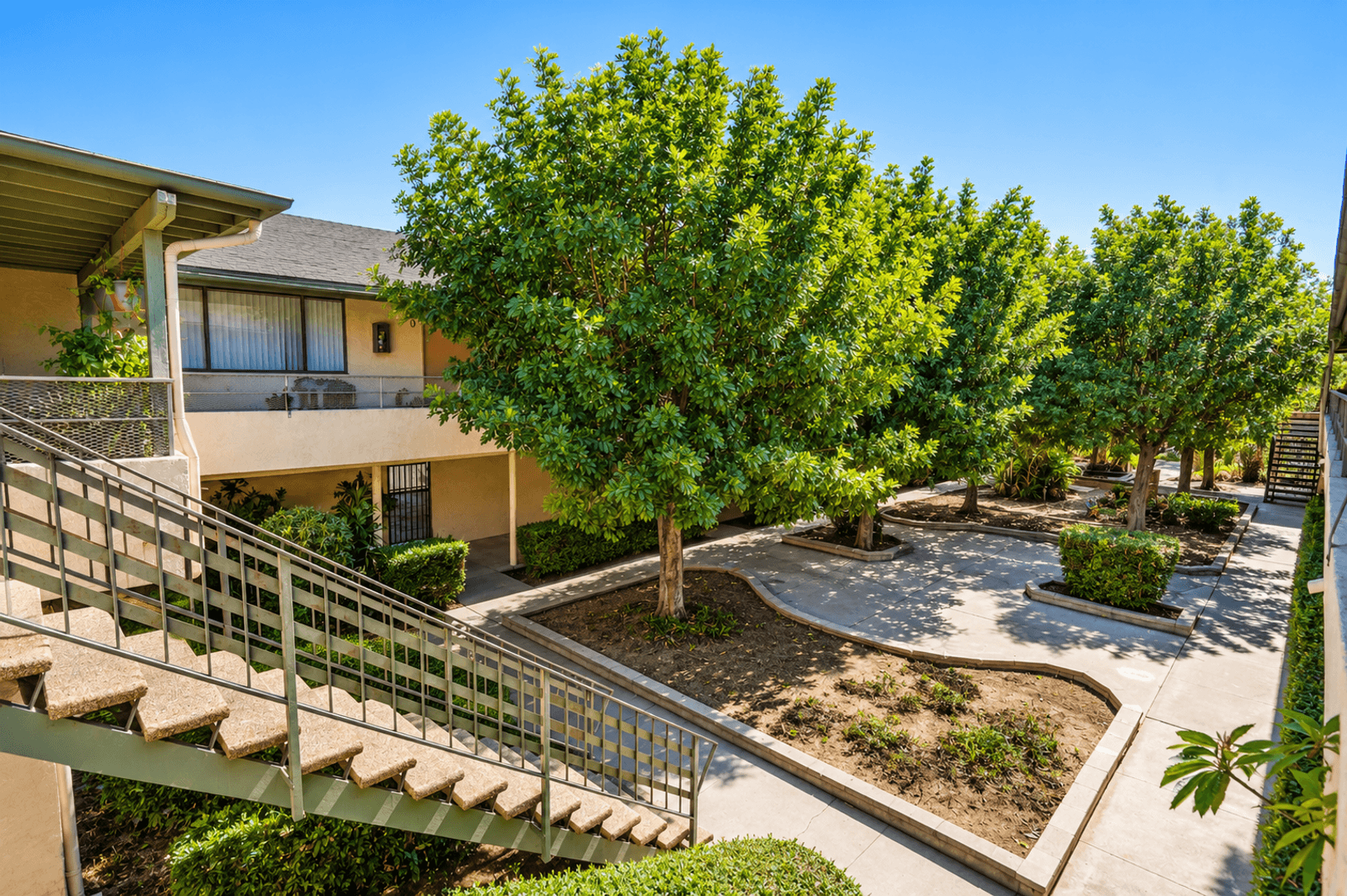 Upland Apartment: 571 E Richland St