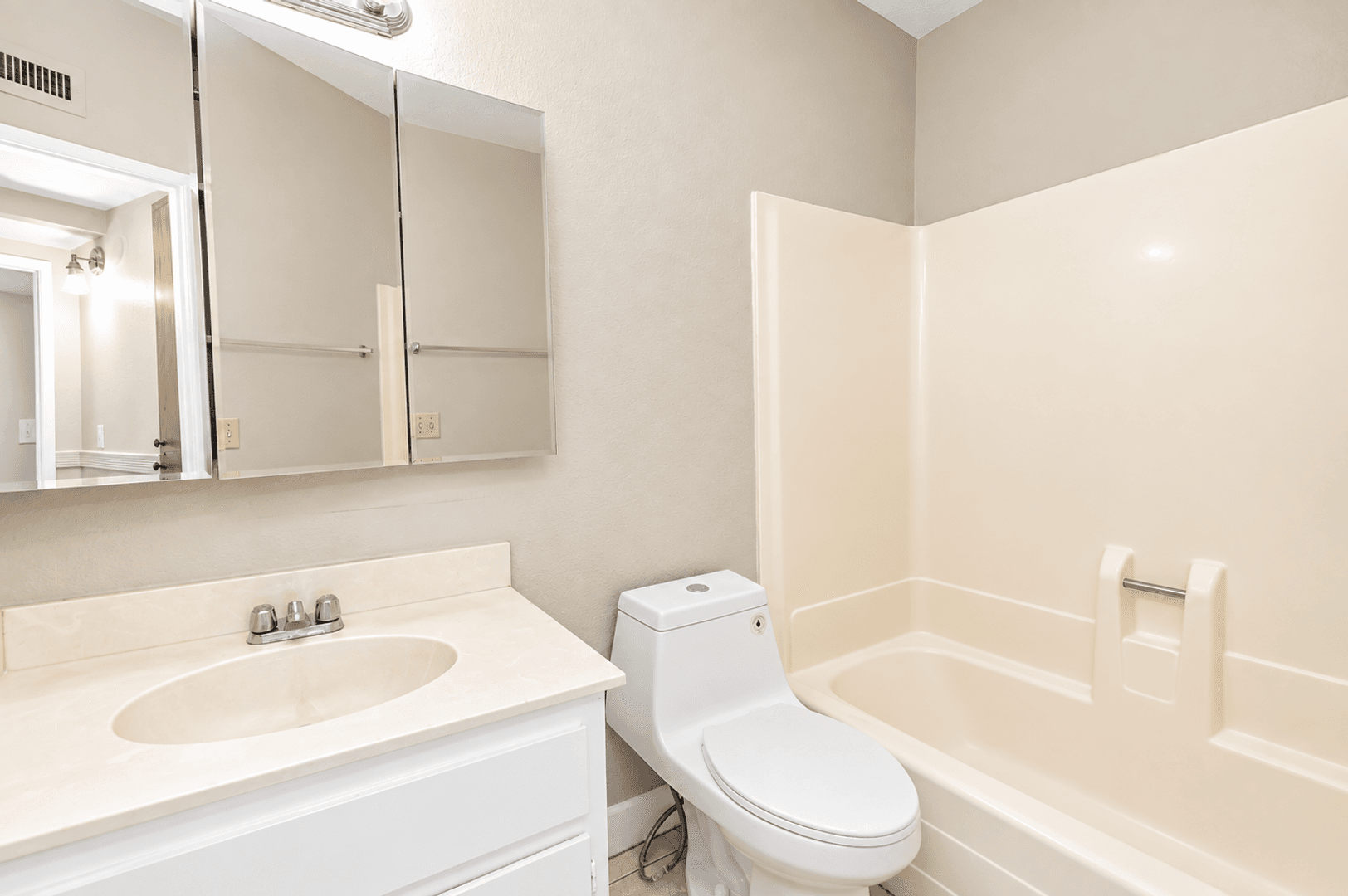 Banning Apartment: 5001-5059 W Wilson St