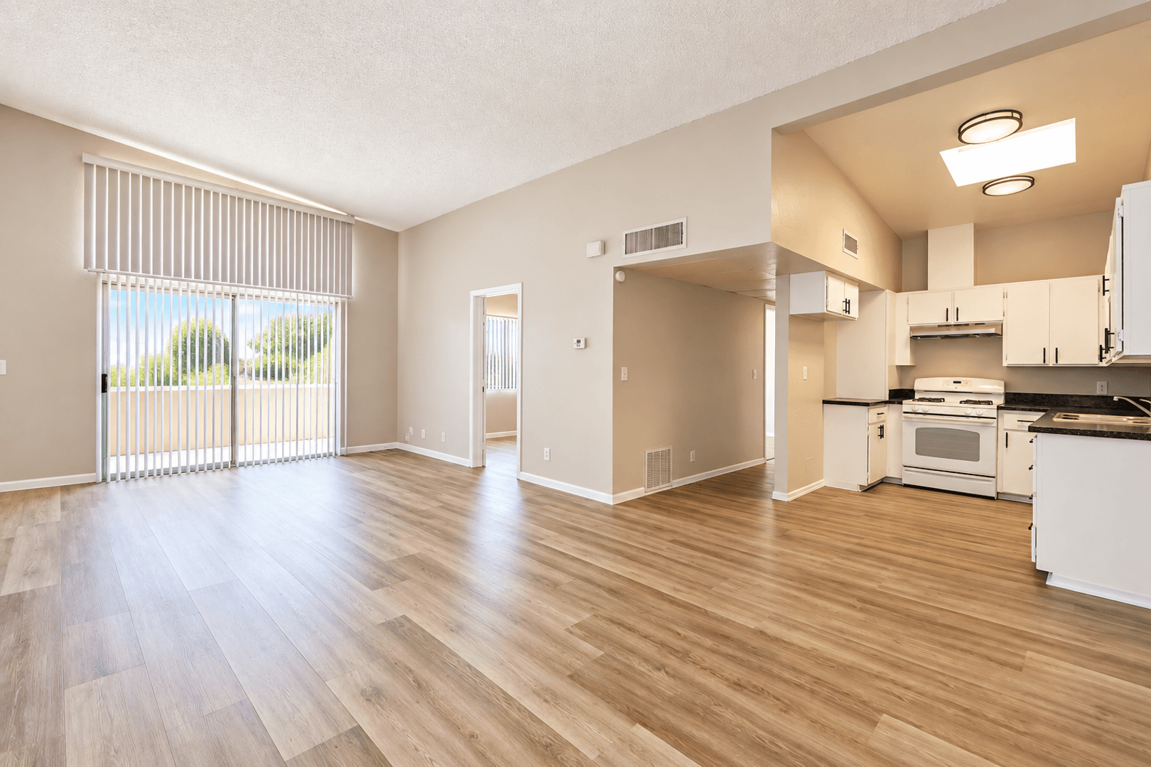 Banning Apartment: 5001-5059 W Wilson St