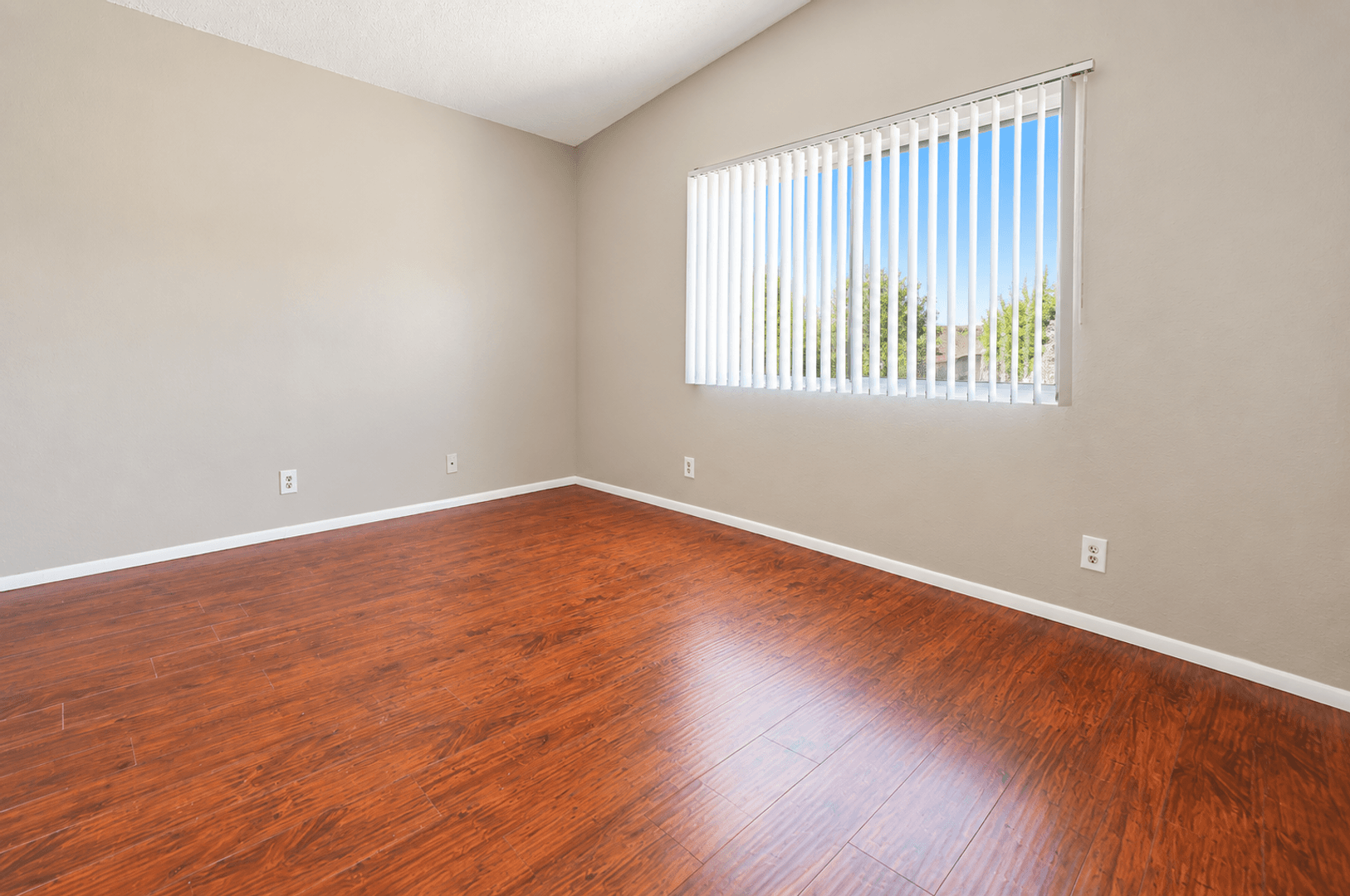 Banning Apartment: 5001-5059 W Wilson St