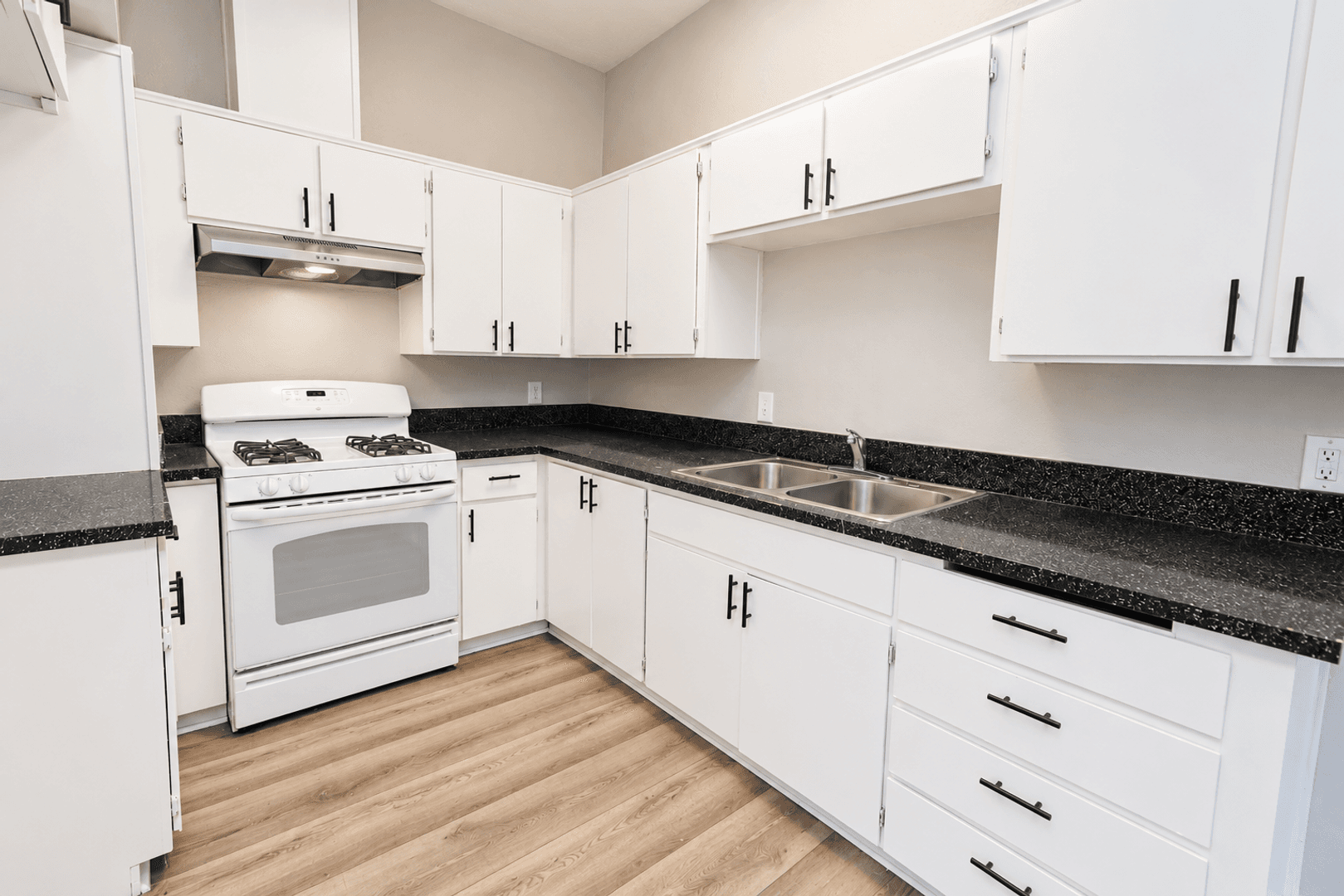 Banning Apartment: 5001-5059 W Wilson St