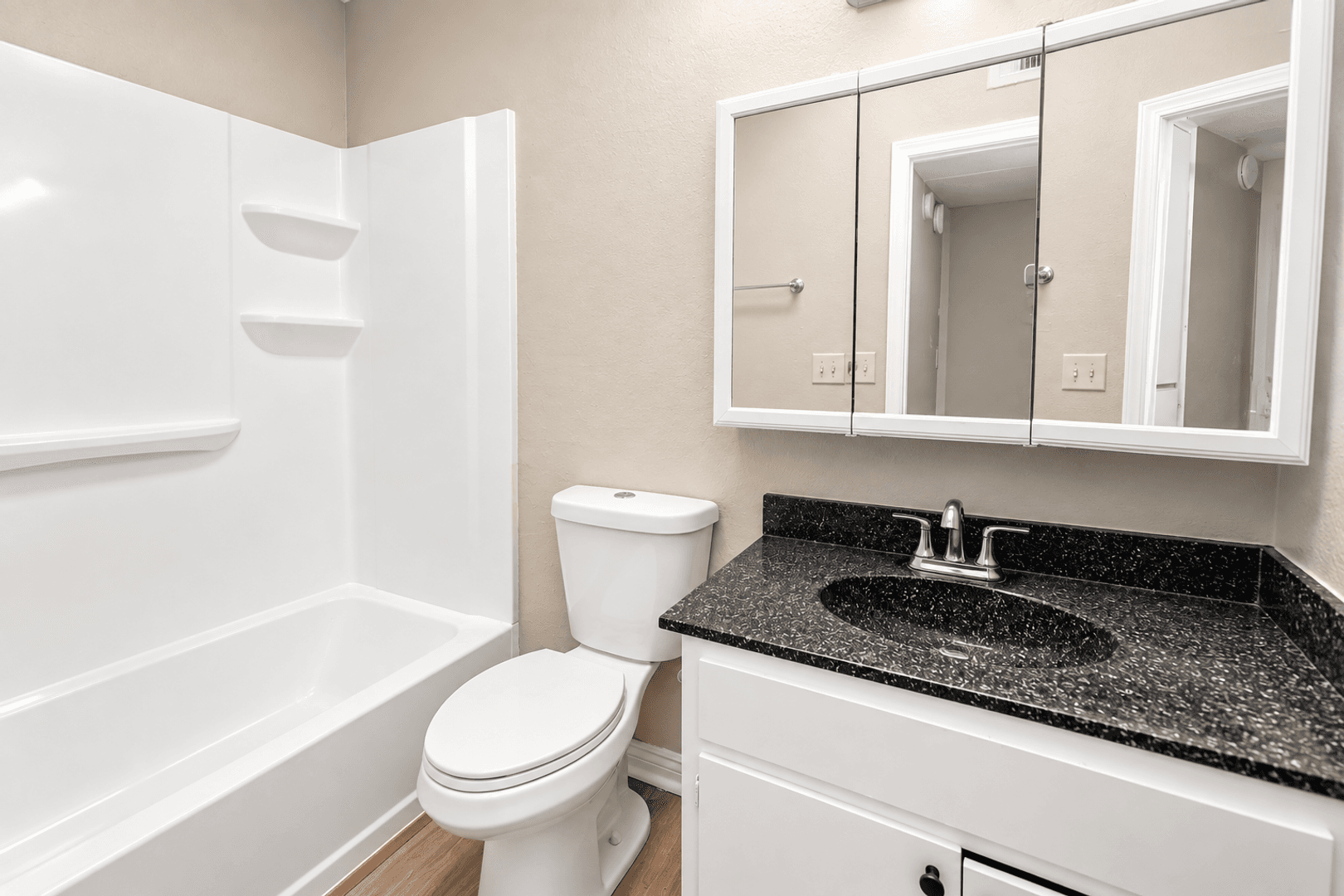 Banning Apartment: 5001-5059 W Wilson St
