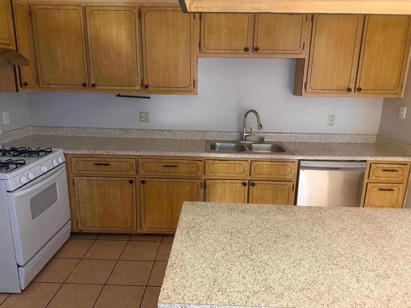 Banning Apartment: 5001-5059 W Wilson St
