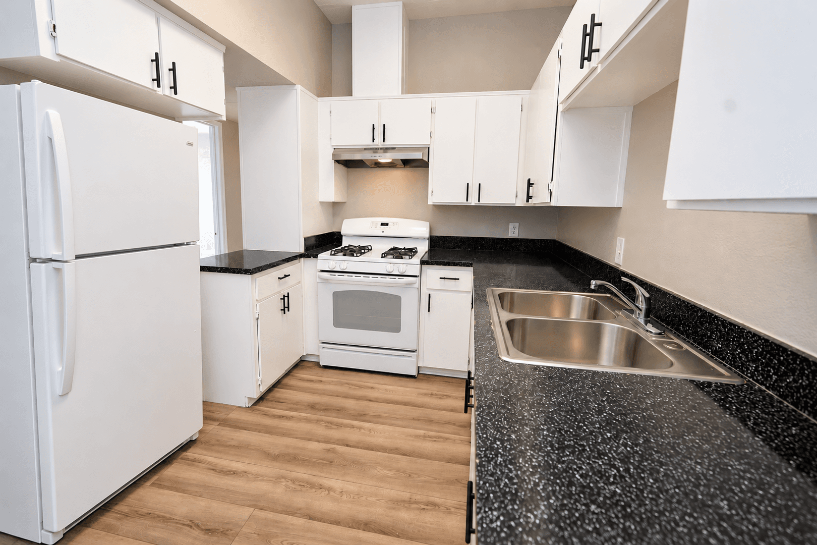 Banning Apartment: 5001-5059 W Wilson St