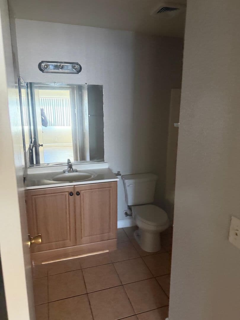 Banning Apartment: 5001-5059 W Wilson St