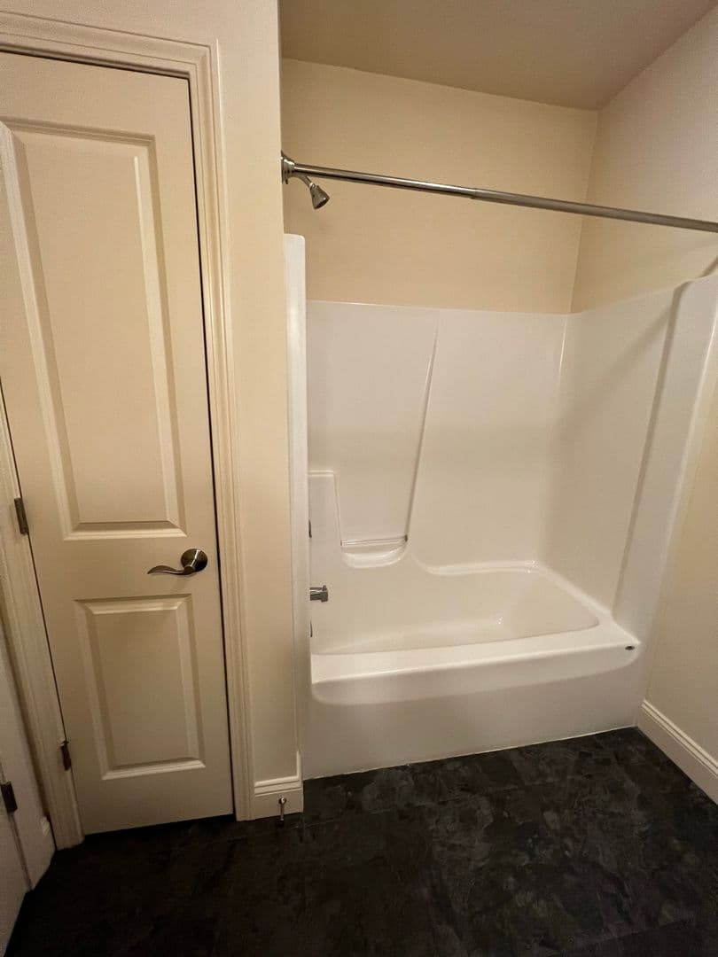 Burlington Apartment: 195 Bayberry Circle