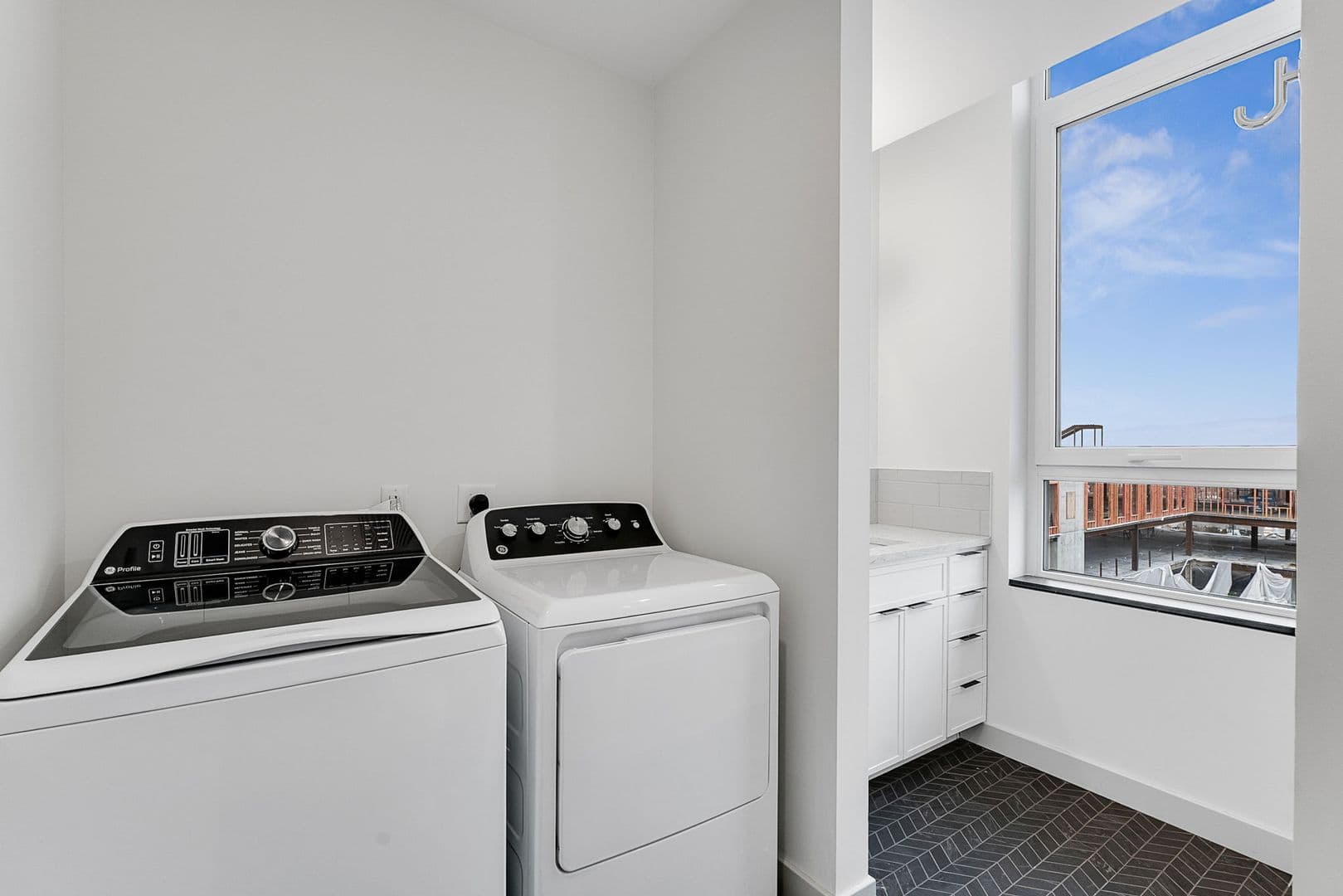 Burlington Apartment: 140 Bank Street