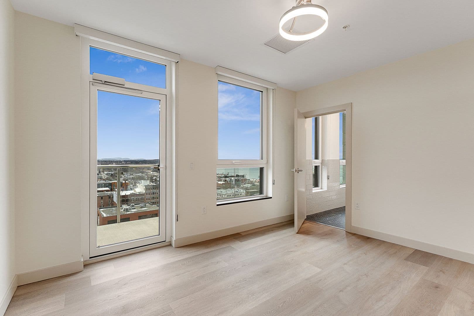 Burlington Apartment: 140 Bank Street