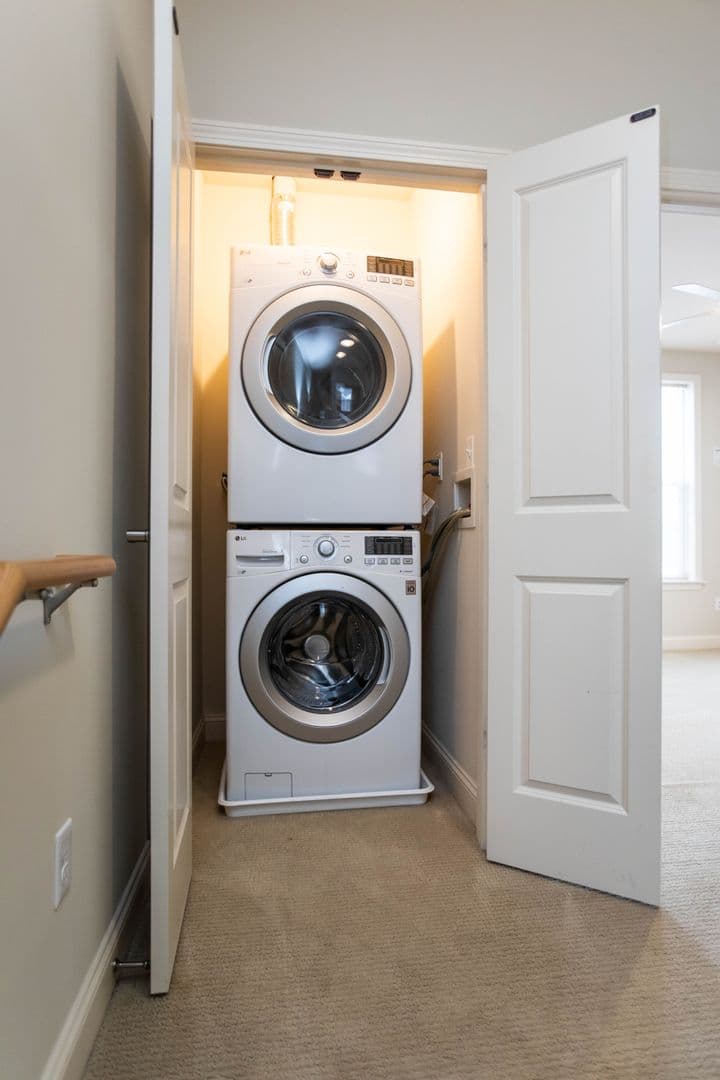 Burlington Apartment: 228 Bayberry Circle