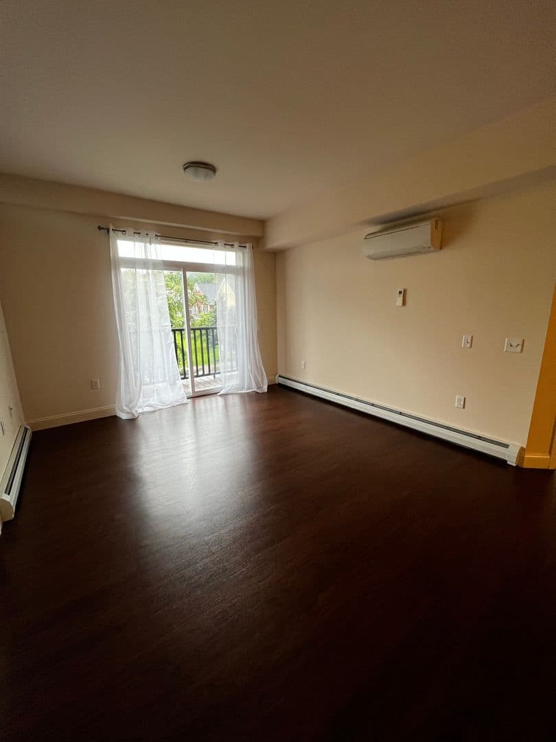 Burlington Apartment: 195 Bayberry Circle