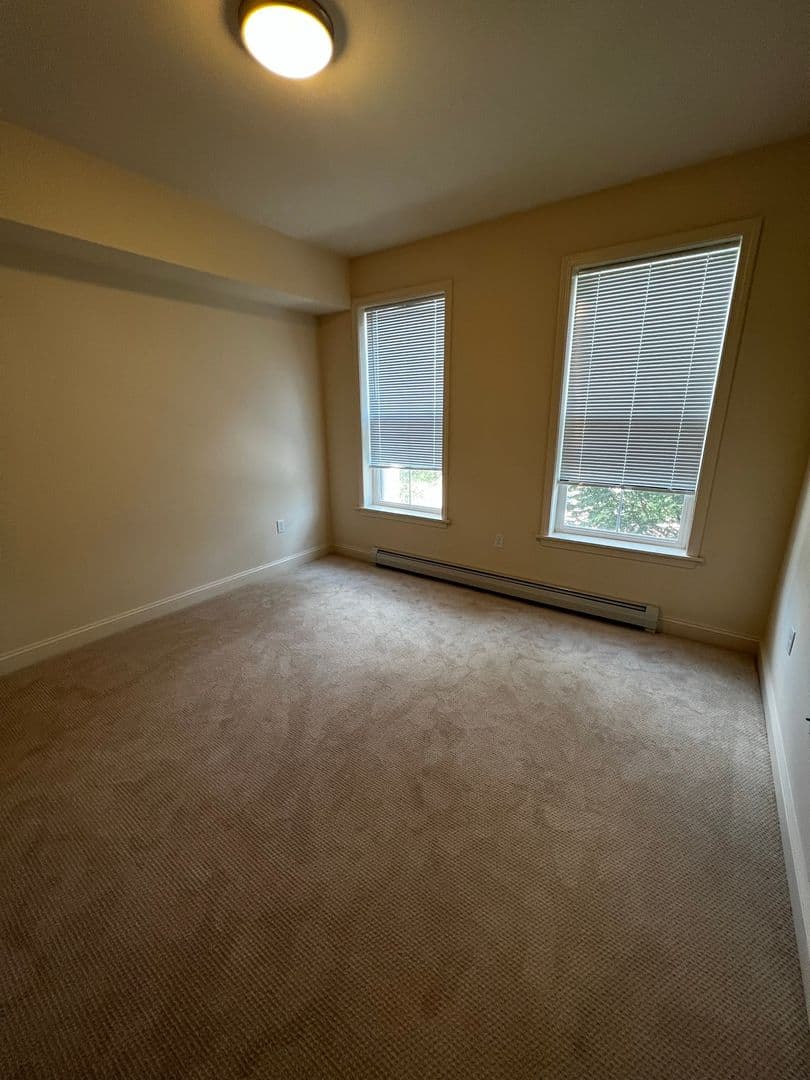 Burlington Apartment: 195 Bayberry Circle