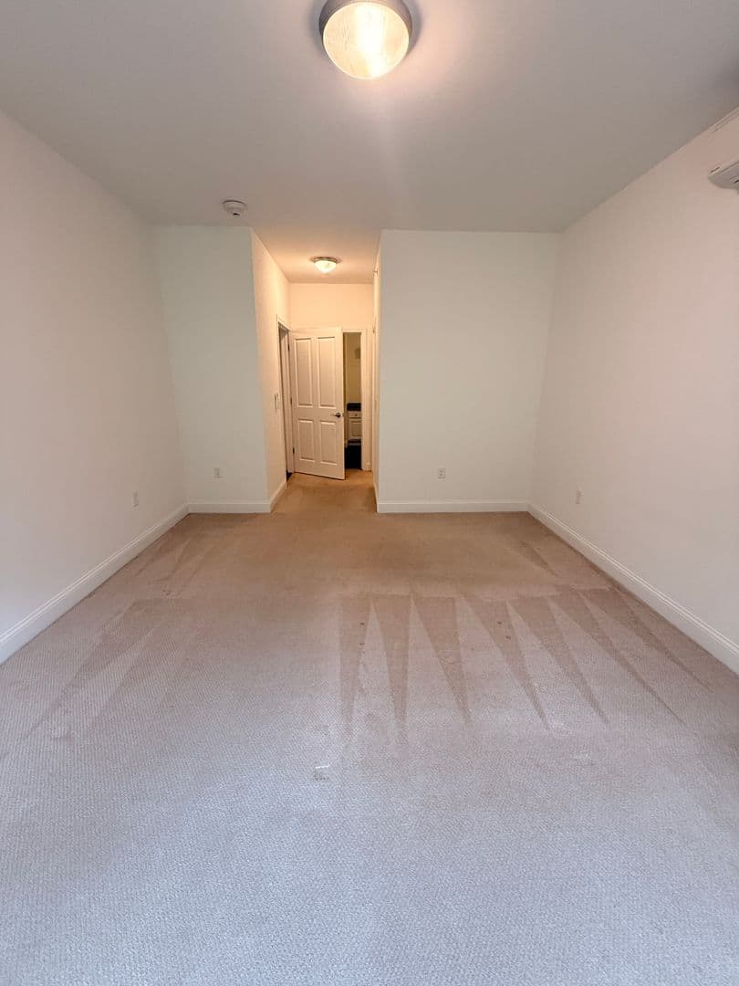 Burlington Apartment: 165 Winterberry Lane