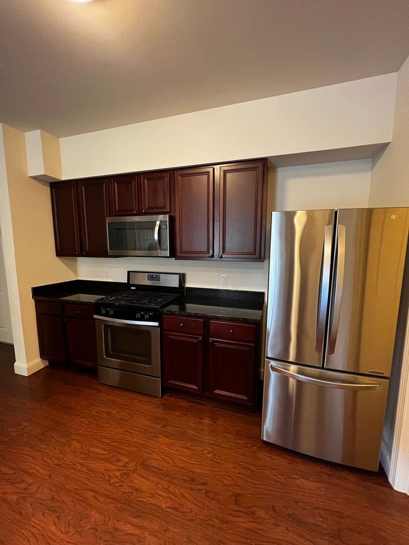 Burlington Apartment: 195 Bayberry Circle