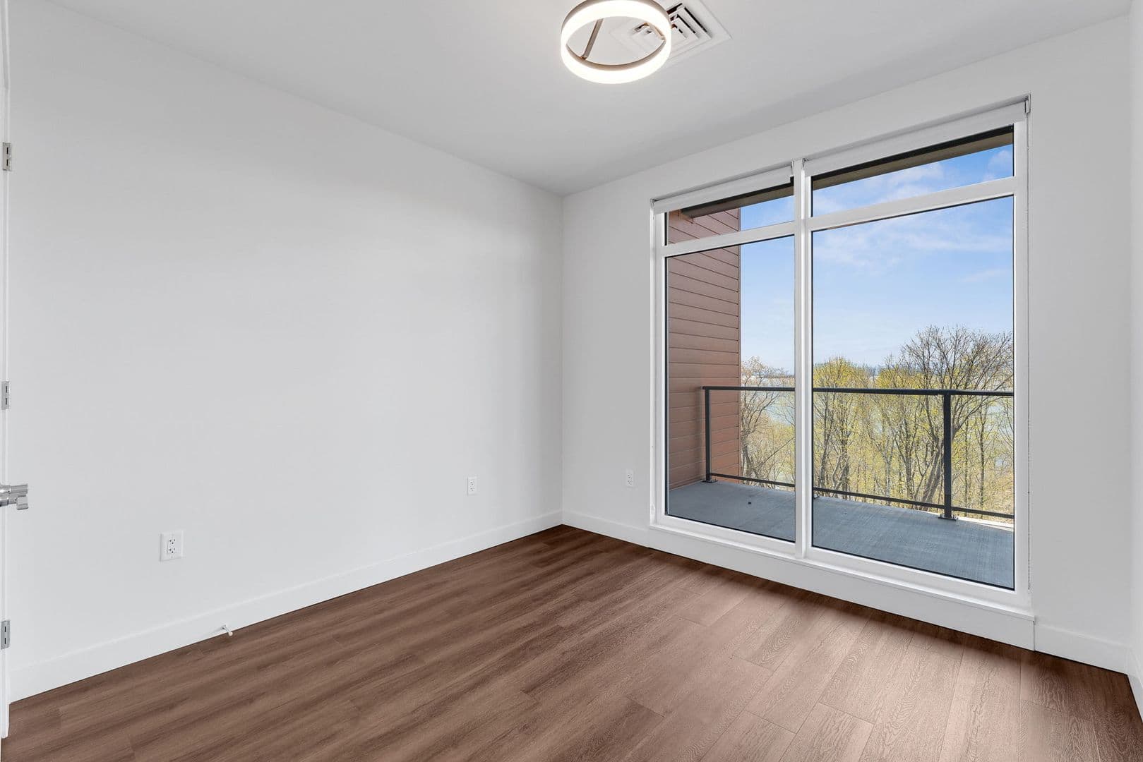 Burlington Apartment: 125 Cambrian Way