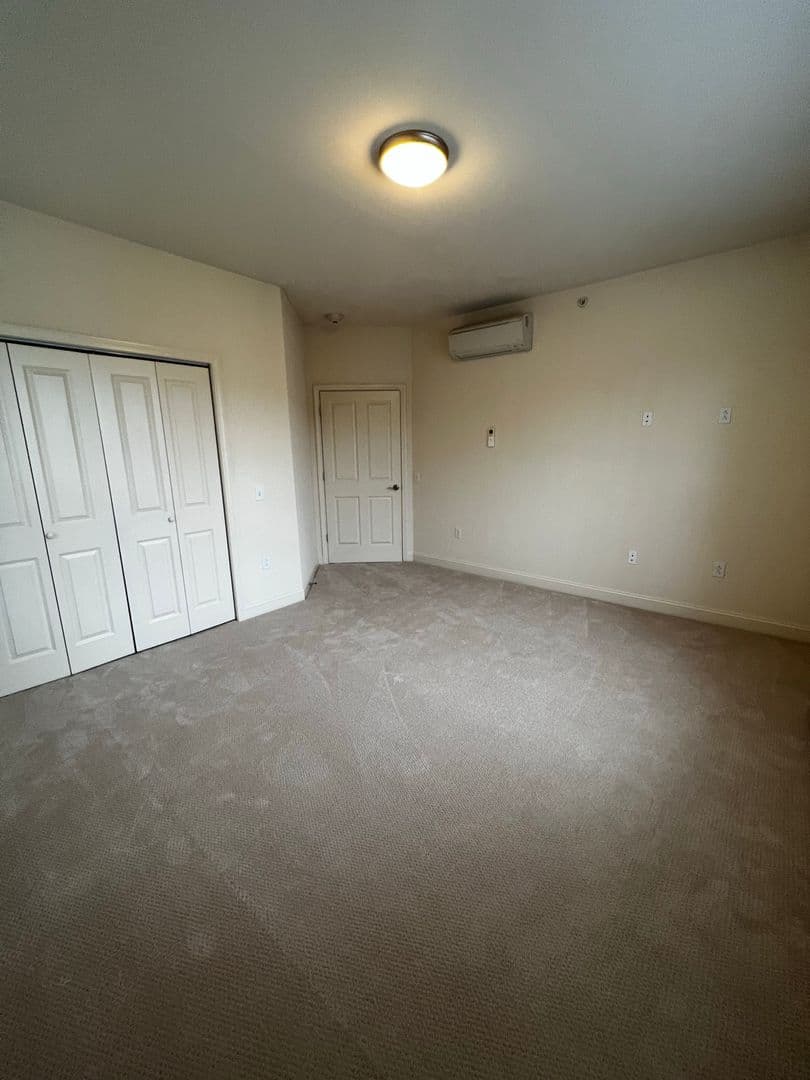 Burlington Apartment: 195 Bayberry Circle