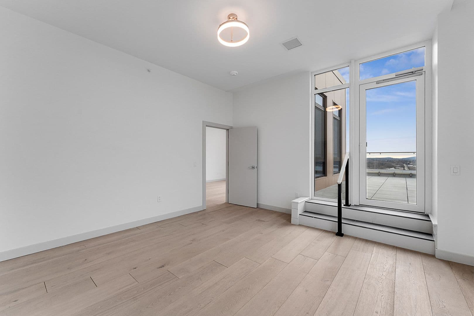 Burlington Apartment: 140 Bank Street