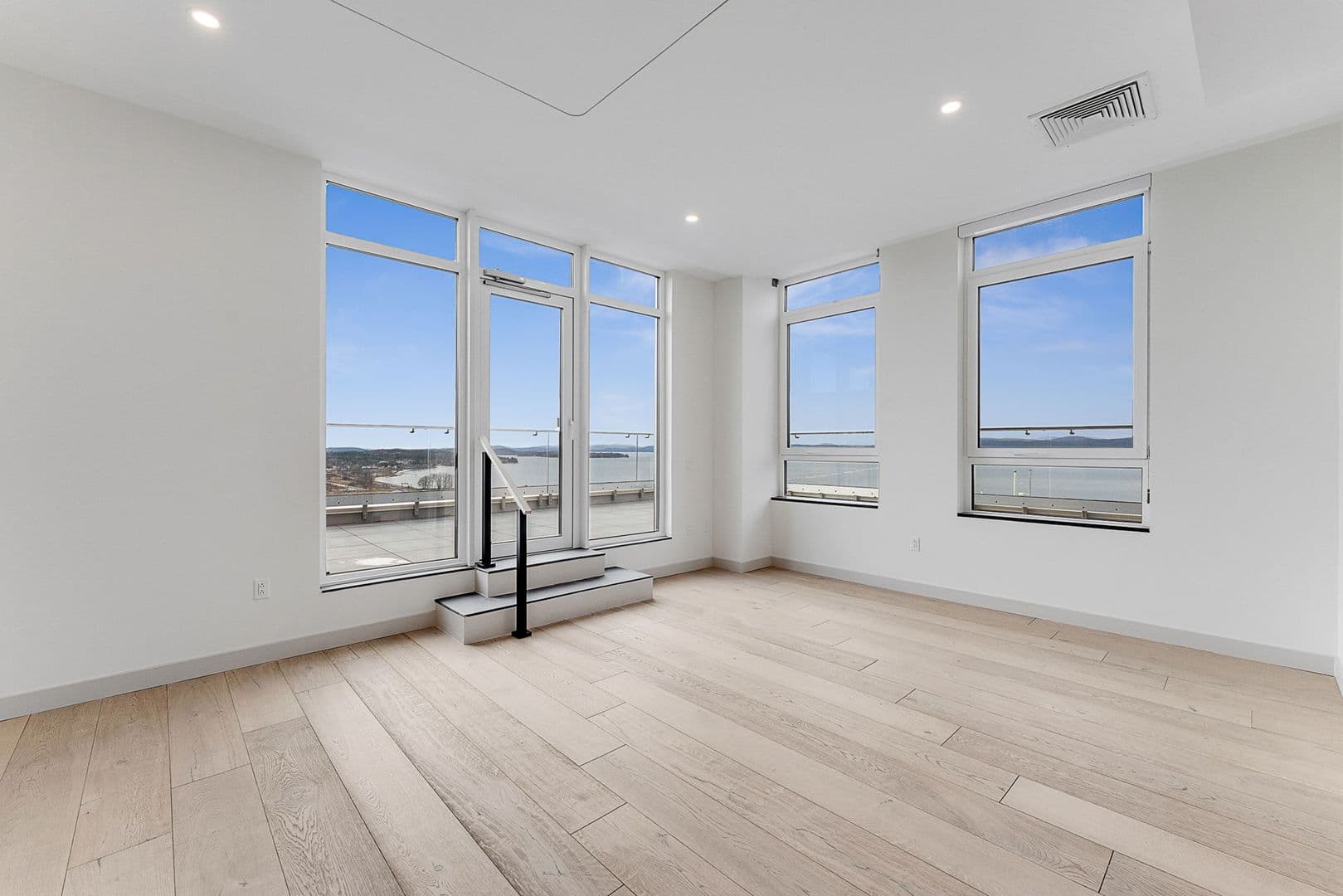 Burlington Apartment: 140 Bank Street