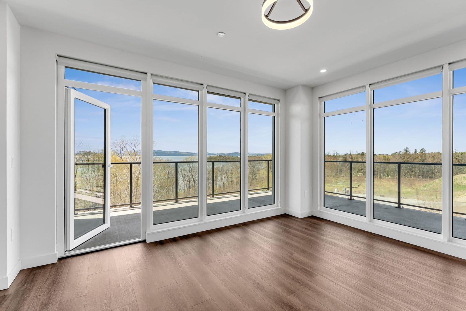 Burlington Apartment: 125 Cambrian Way