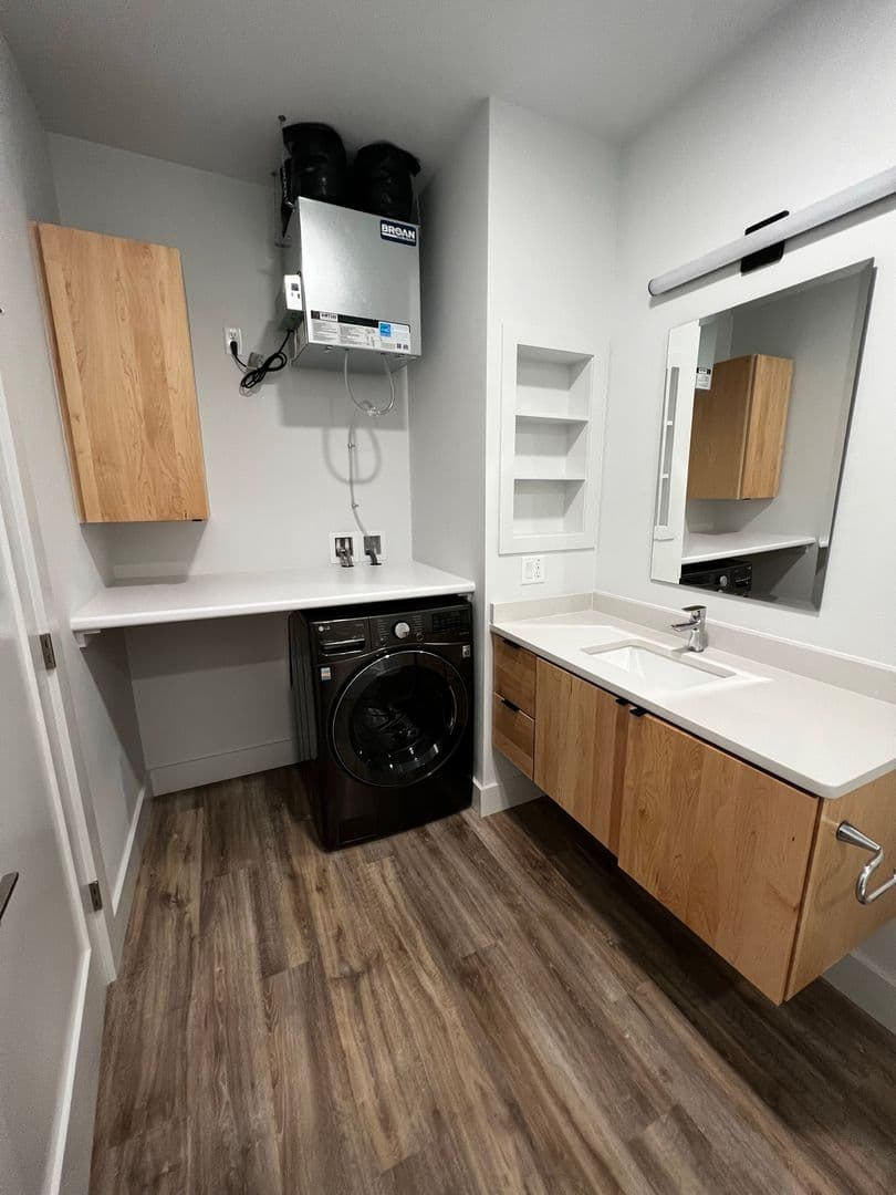 Colchester Apartment: 121 Shea Drive