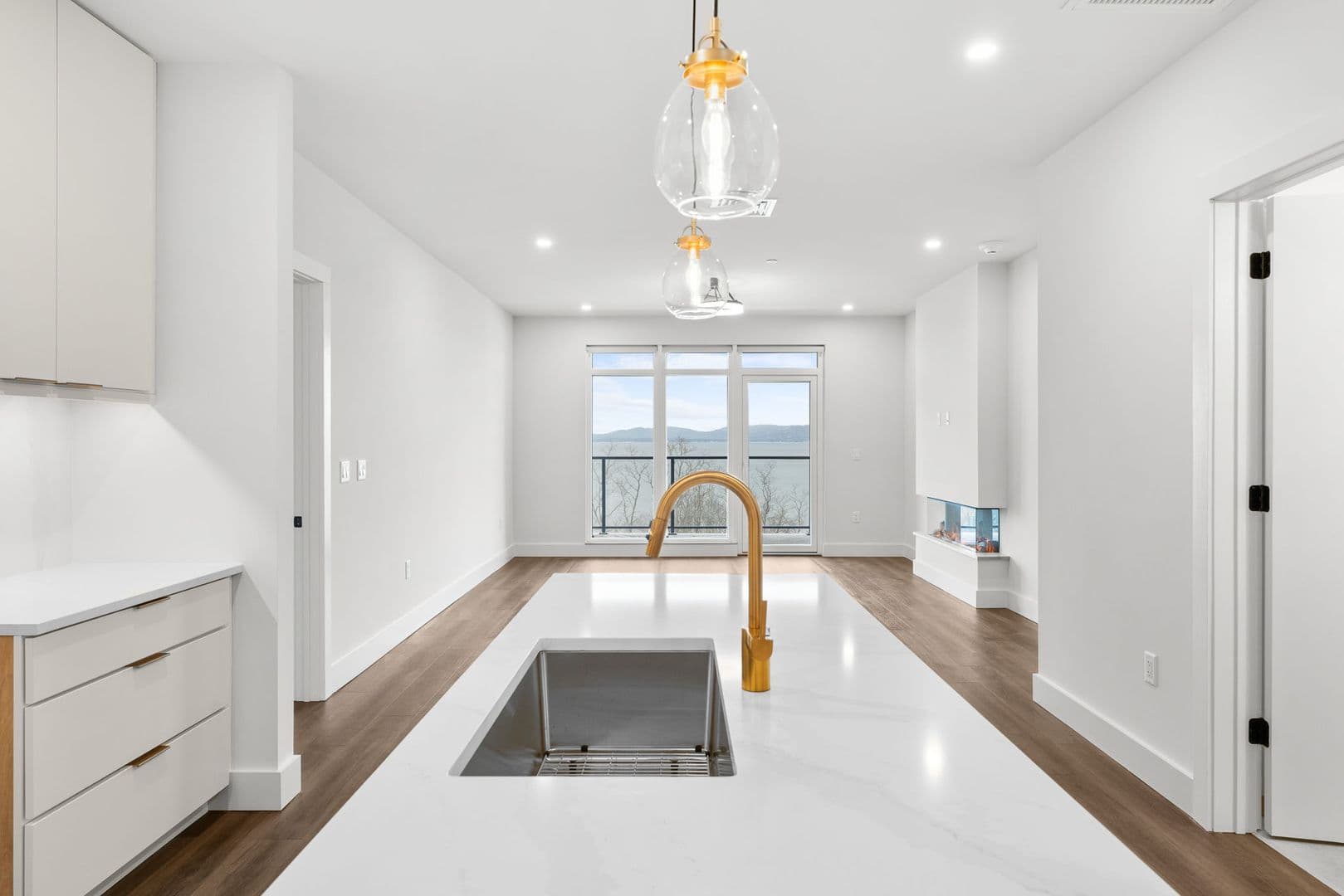 Burlington Apartment: 125 Cambrian Way