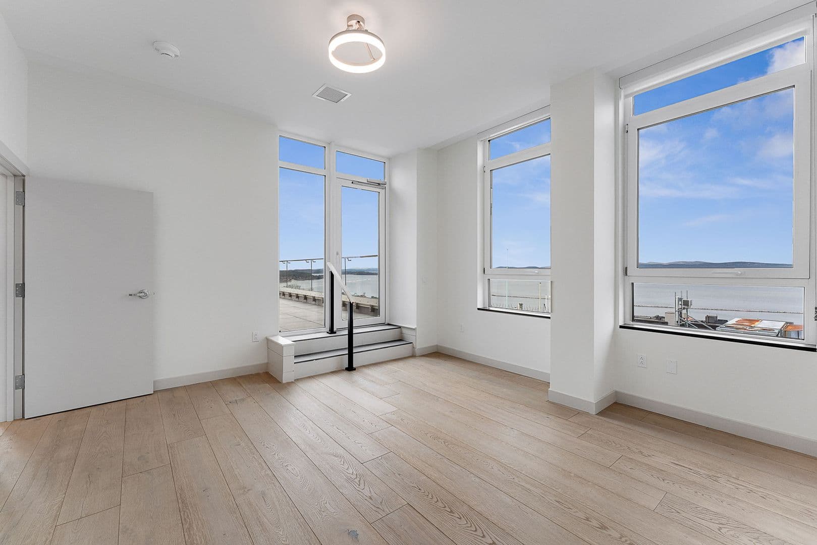Burlington Apartment: 140 Bank Street