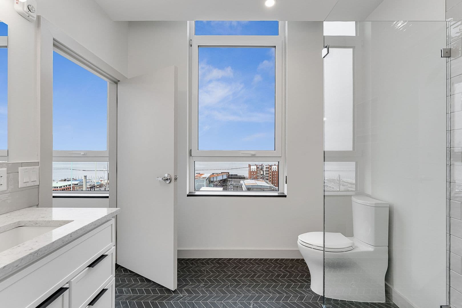 Burlington Apartment: 140 Bank Street