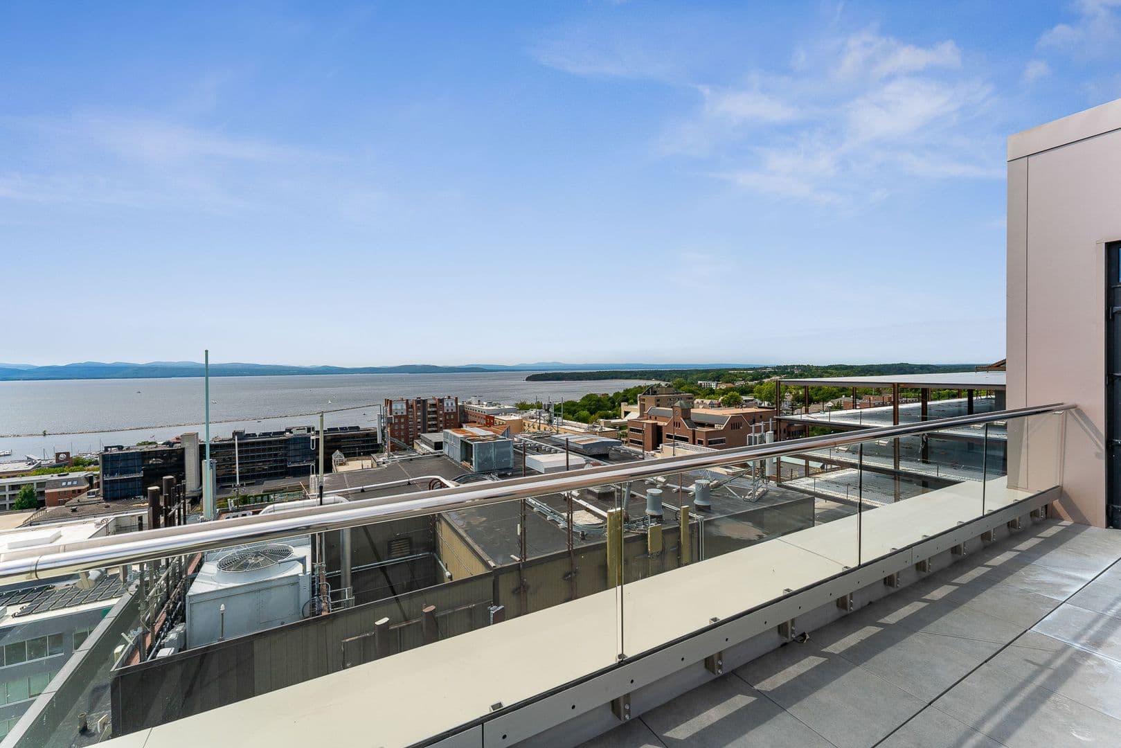 Burlington Apartment: 140 Bank Street