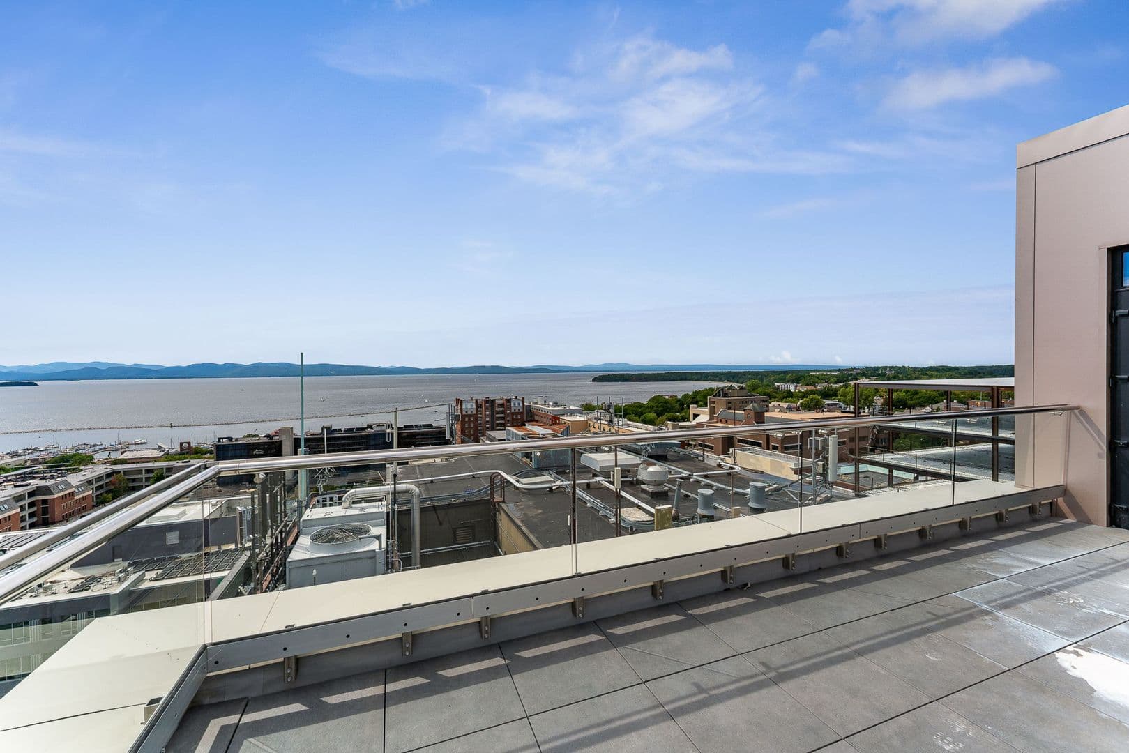 Burlington Apartment: 140 Bank Street