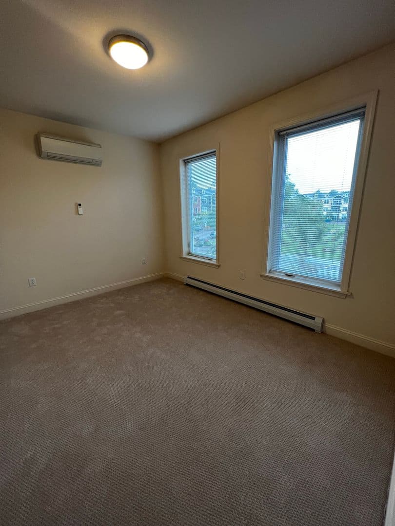 Burlington Apartment: 195 Bayberry Circle