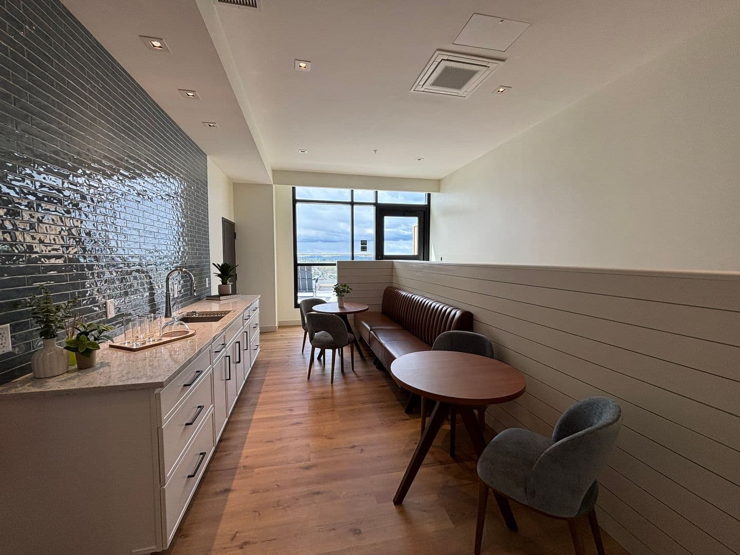 Burlington Apartment: 140 Bank Street