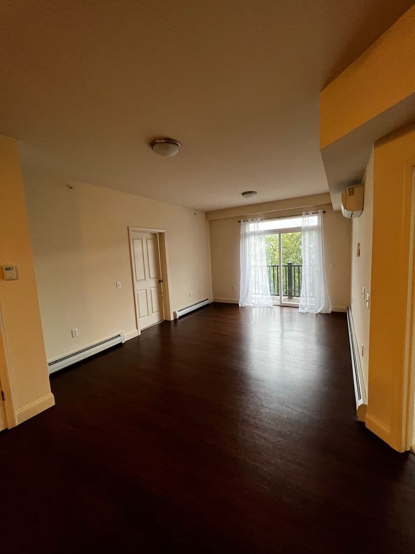 Burlington Apartment: 195 Bayberry Circle