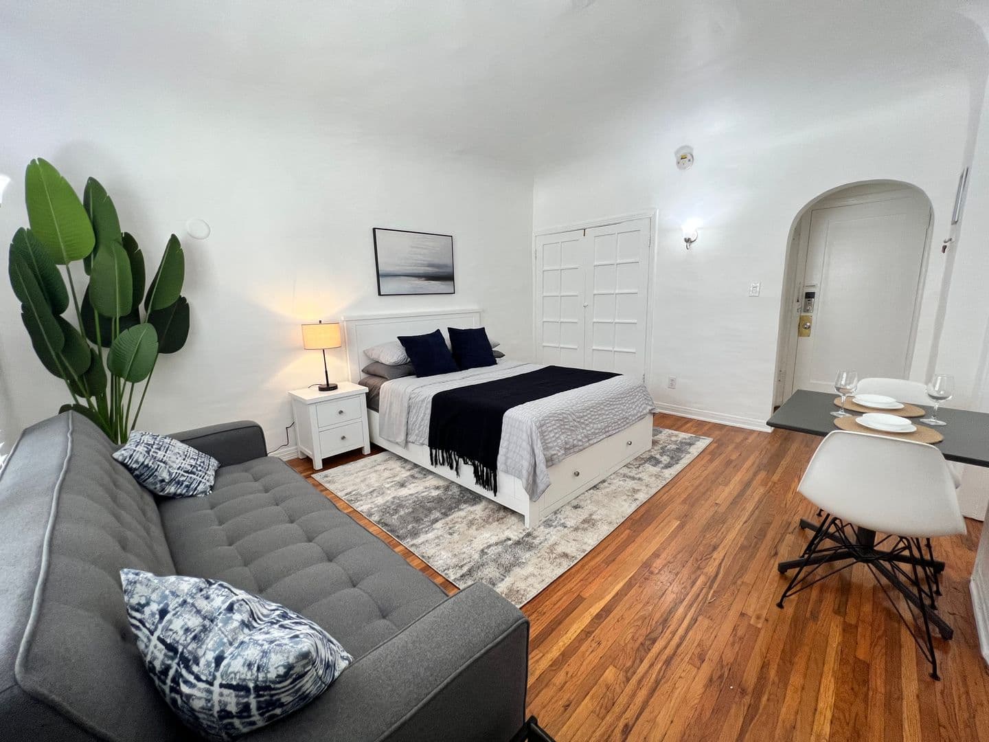 Los Angeles Apartment: 660 S. Cloverdale Ave.