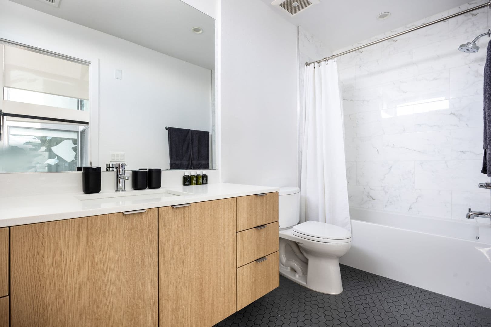 Los Angeles Apartment: 1737 N Las Palmas Ave