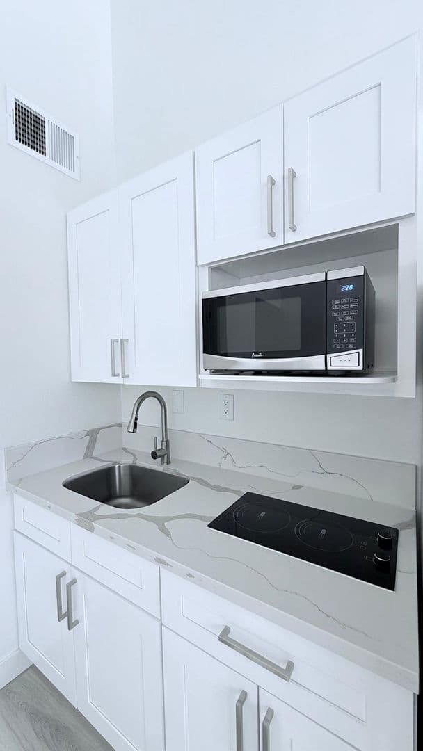 Los Angeles Apartment: 4043 Buckingham Rd.
