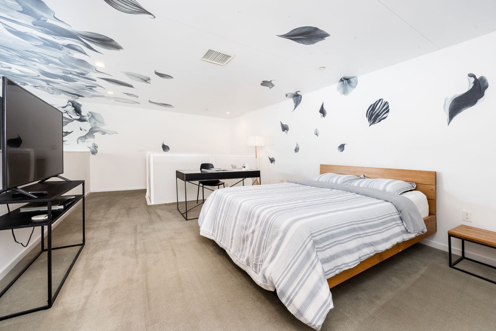 Los Angeles Apartment: 1737 N Las Palmas Ave