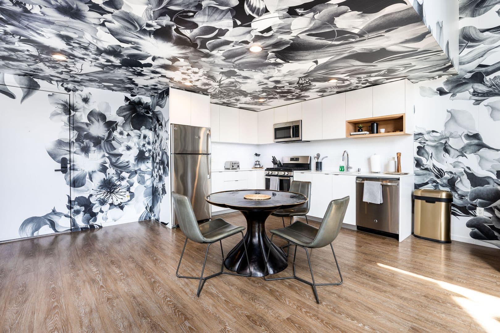 Los Angeles Apartment: 1737 N Las Palmas Ave