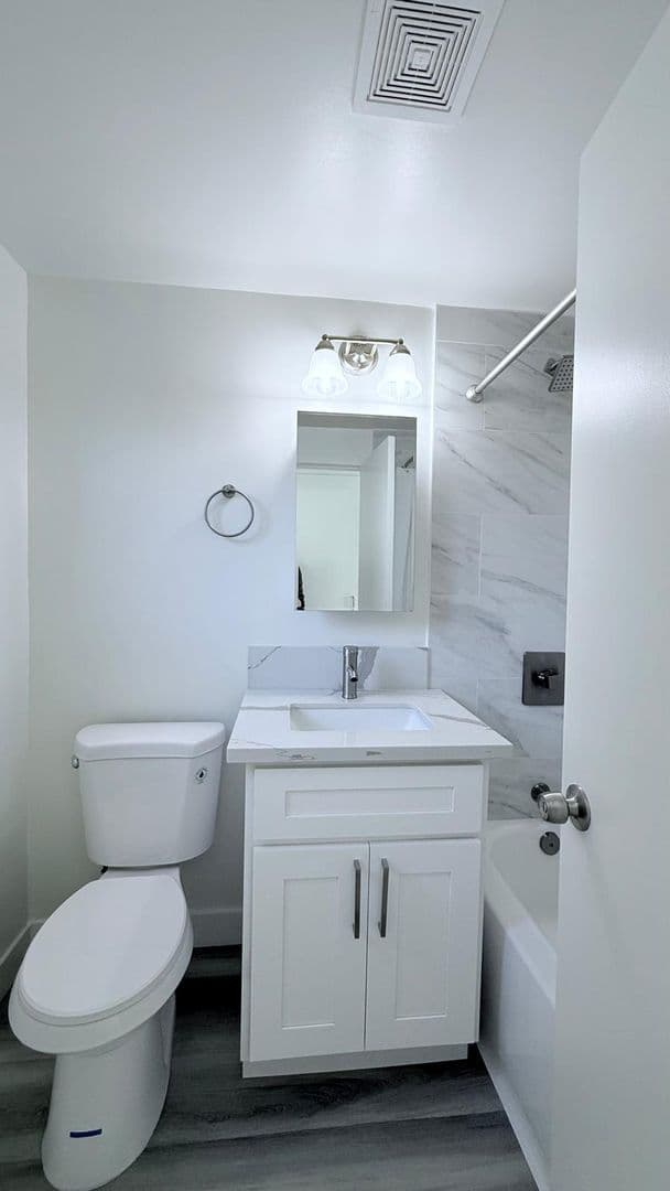Los Angeles Apartment: 4043 Buckingham Rd.