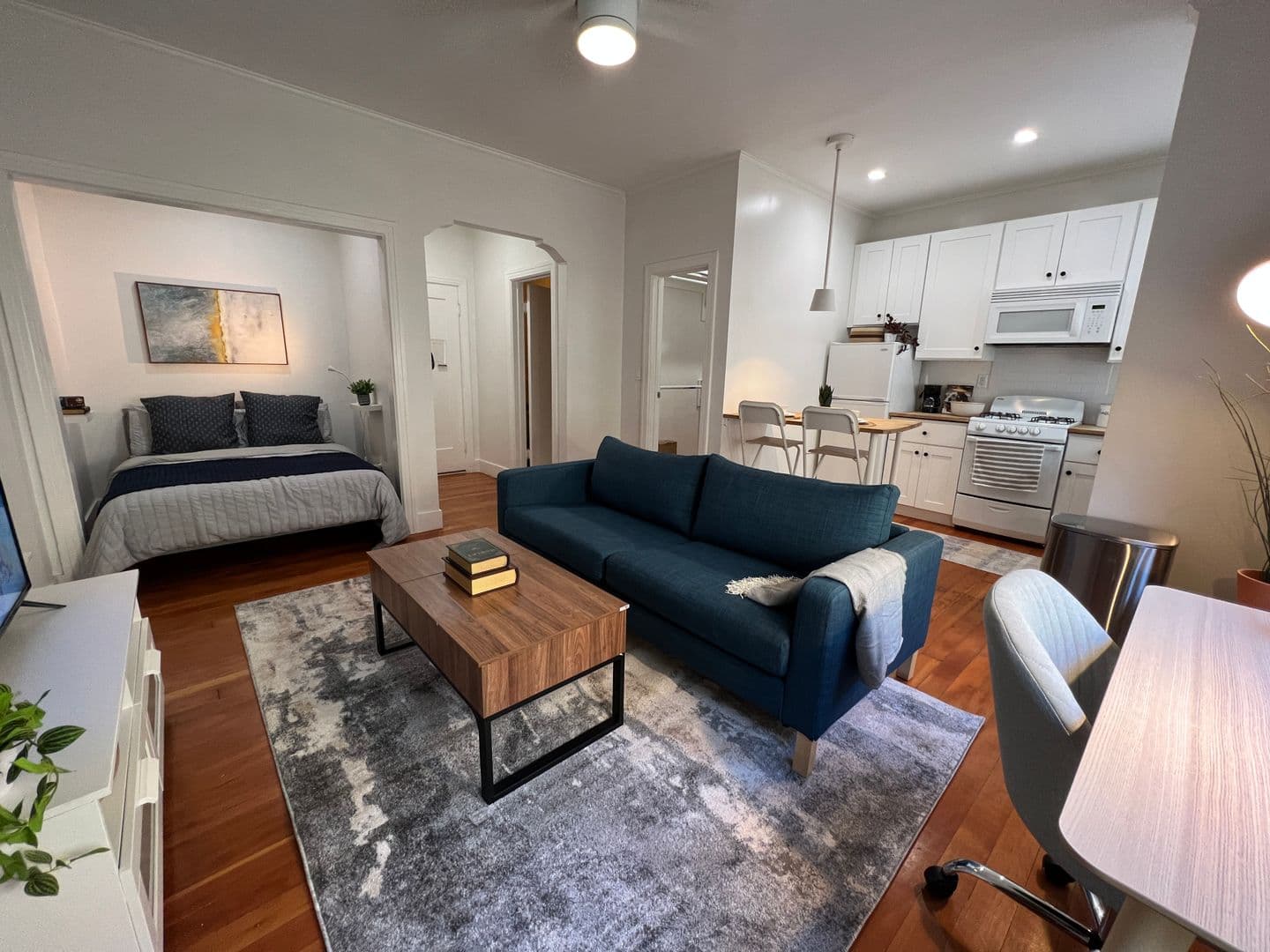 Los Angeles Apartment: 2050 Dracena Drive