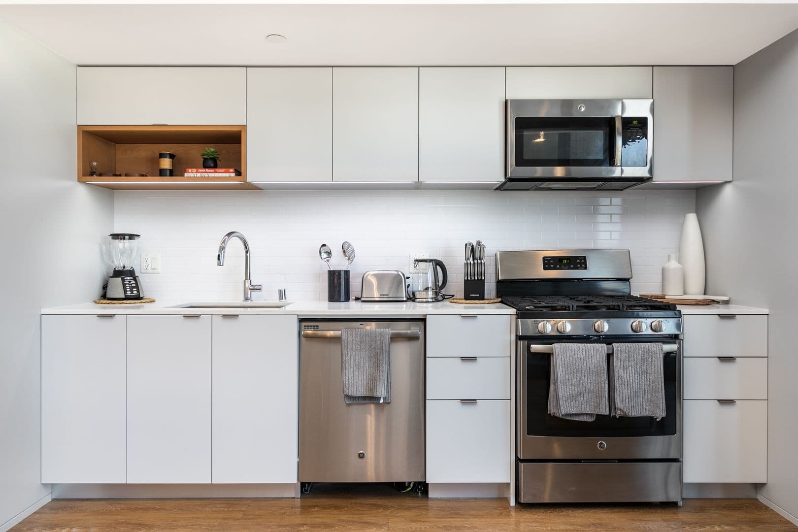 Los Angeles Apartment: 1737 N Las Palmas Ave
