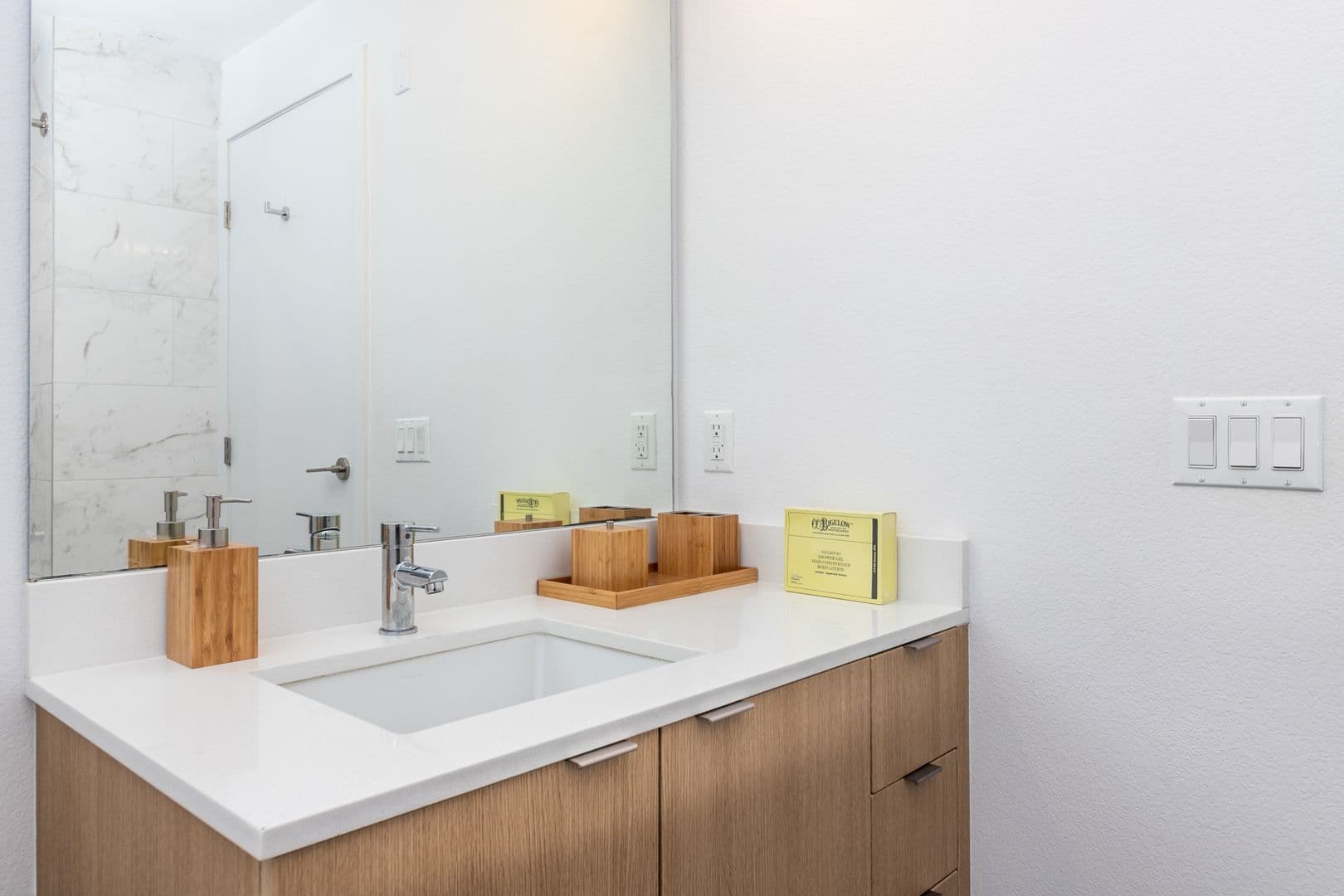 Los Angeles Apartment: 1737 N Las Palmas Ave