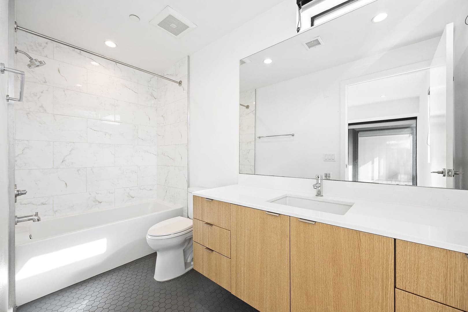 Los Angeles Apartment: 1737 N Las Palmas Ave