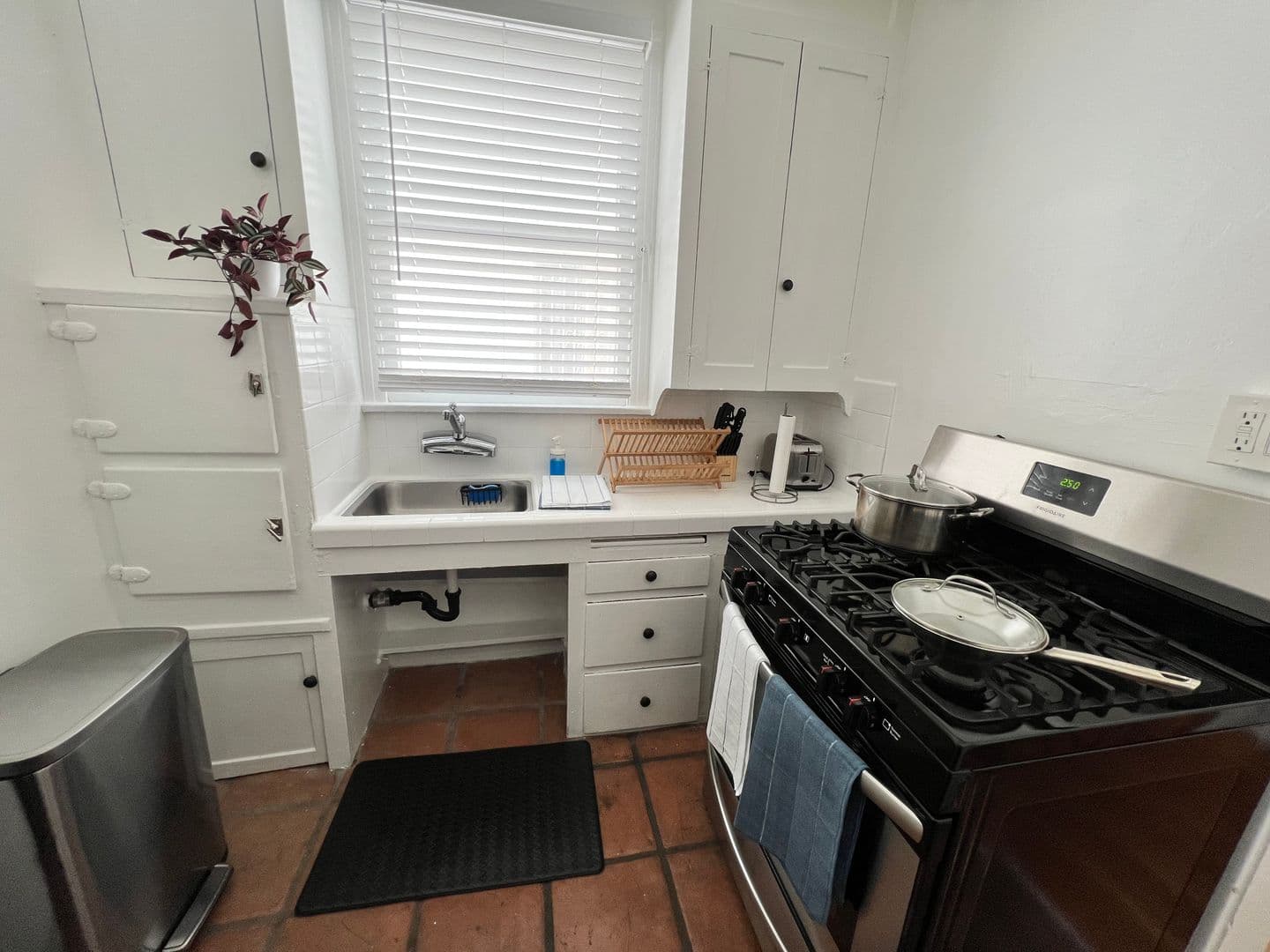 Los Angeles Apartment: 660 S. Cloverdale Ave.