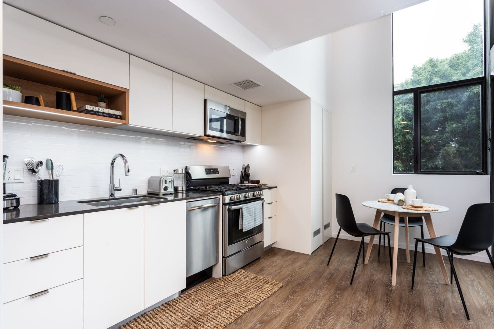 Los Angeles Apartment: 1737 N Las Palmas Ave