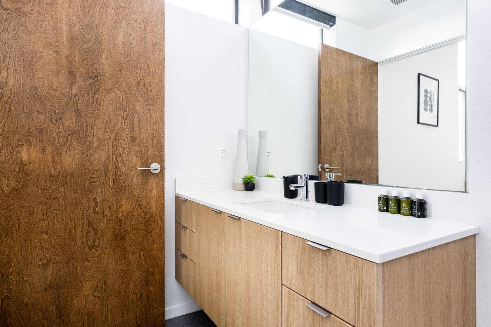 Los Angeles Apartment: 1737 N Las Palmas Ave