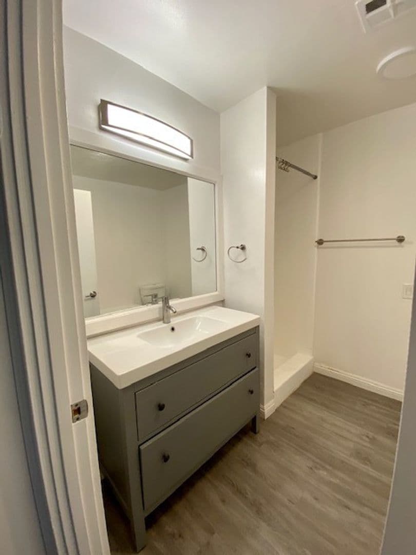 Santa Monica Apartment: 938 4th St.