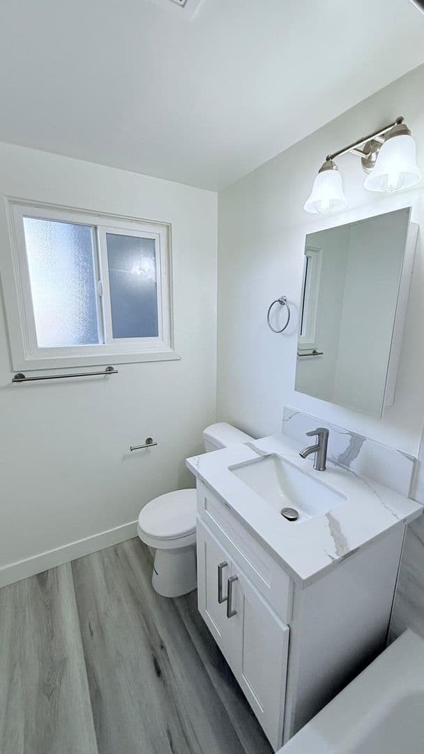 Los Angeles Apartment: 4043 Buckingham Rd.